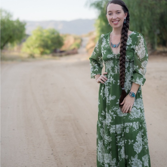 Beautiful Patrons of Peace dress - Picture 2 of 4